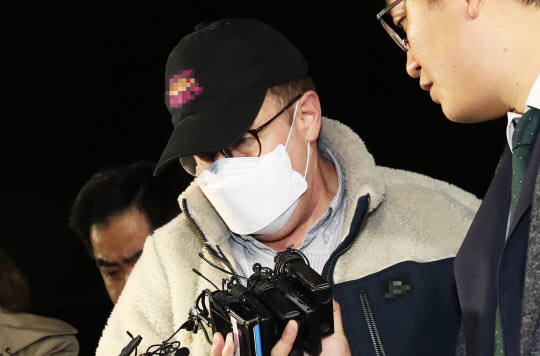 고개 숙인 로버트 할리      (수원=연합뉴스) 홍기원 기자 = 마약류 관리에 관한 법률 위반 혐의로 체포된 방송인 하일(미국명 로버트 할리) 씨가 9일 오전 경기도 수원시 경기남부지방경찰청 사이버수사대에서 조사를 마친 후 수원남부경찰서 유치장으로 입감되고 있다. 2019.4.9      xanadu@yna.co.kr  (끝)